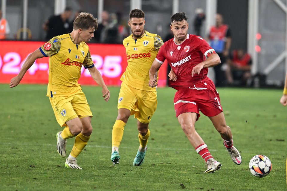 Tommi Matti Jyry, Mihnea Gabriel Radulescu si Dennis Dorin Politic in meciul de fotbal dintre Dinamo Bucuresti si Petrolul Ploiesti, din cadrul Superligii Superbet, desfasurat pe Stadionul National Arcul de Triumf din Bucuresti, duminica 21 iulie 2024.