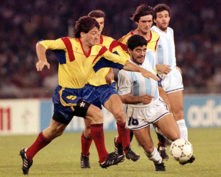 O singură dată a jucat Maradona contra Generației de Aur a României, la Campionatul Mondial din 1990.