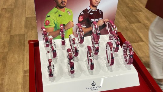 Rapid a lansat o linie de brățări speciale pentru suporteri. Cât costă și ce cadou surpriză vor să le facă jucătorii suporterilor