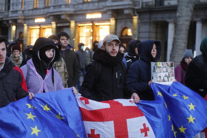 Protestatarii afișează steaguri ale Georgiei și ale Uniunii Europene, la ieșirile în stradă