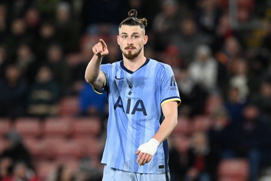 Ce notă a primit Radu Drăgușin după victoria zdrobitoare obținută de Spurs. Adversara și-a demis antrenorul imediat după meci