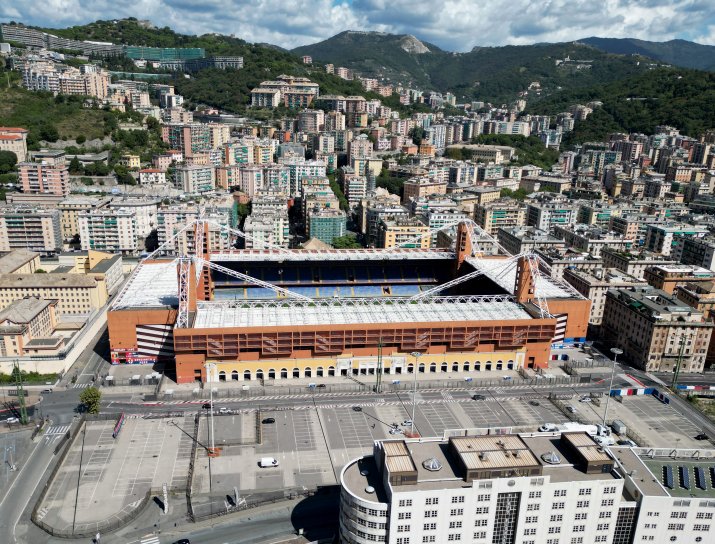 Stadionul Luigi Ferraris, văzut de sus. Arena poartă numele unui fost fotbalist, mort pe front în Primul Război Mondial