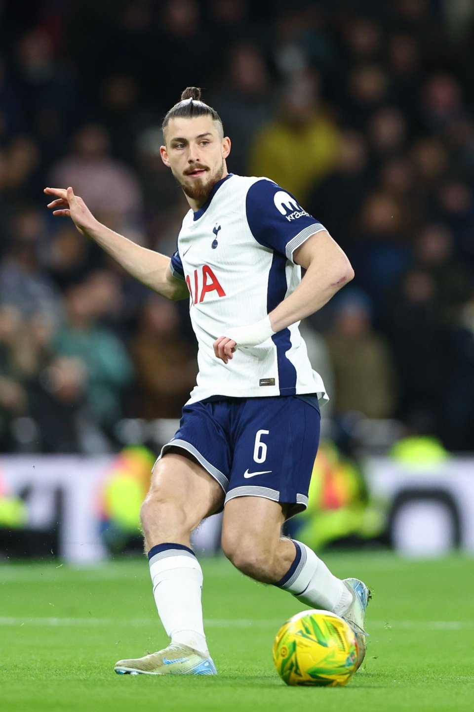 Radu Drăgușin, la partida dintre Tottenham și Manchester United