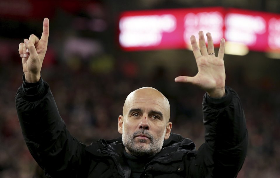 Pep Guardiola arată degetele publicului de pe Anfield care i-a cerut demisia