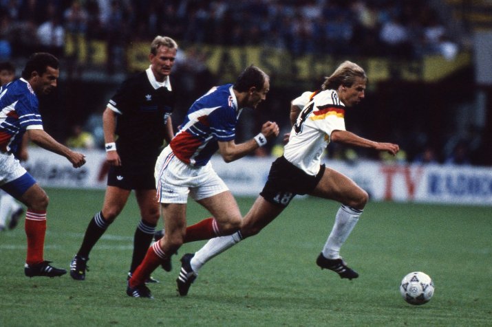 Predrag Spasic, într-un duel cu Jurgen Klinsmann, la Cupa Mondială din 1990