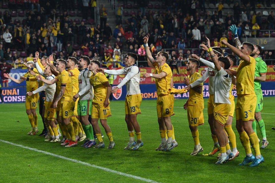 Fotbaliștii României U21 celebrează calificarea la Europeanul de tineret din 2025, după victoria 3-1 cu Elveția