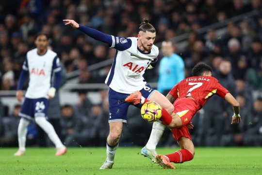 Ce fac stranierii români. Radu Drăgușin, integralist pentru Tottenham în înfrângerea cu Liverpool. Alex Maxim, gol pentru Gaziantep
