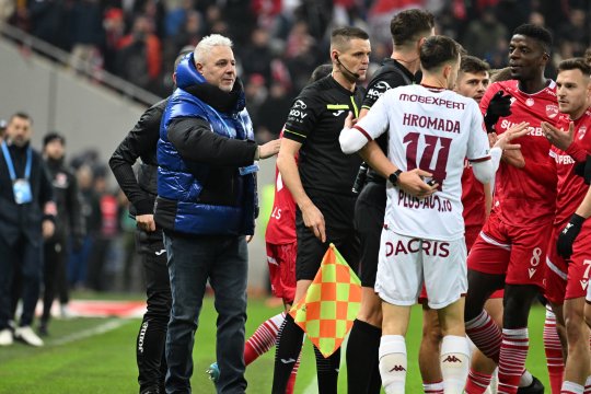 Scandal uriaș în finalul partidei Dinamo - Rapid! ”Centralul” a dictat două cartonașe roșii