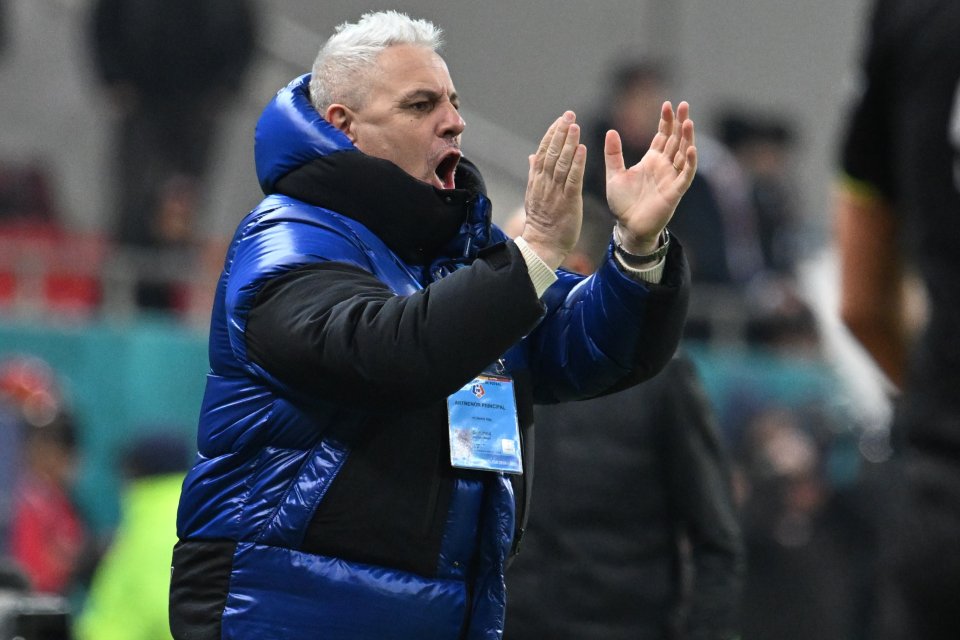 Marius Sumudica reacționează in meciul de fotbal dintre Dinamo Bucuresti si Rapid Bucuresti, contand pentru Superliga Superbet, desfasurat pe Arena Nationala din Bucuresti, duminica 22 decembrie 2024.