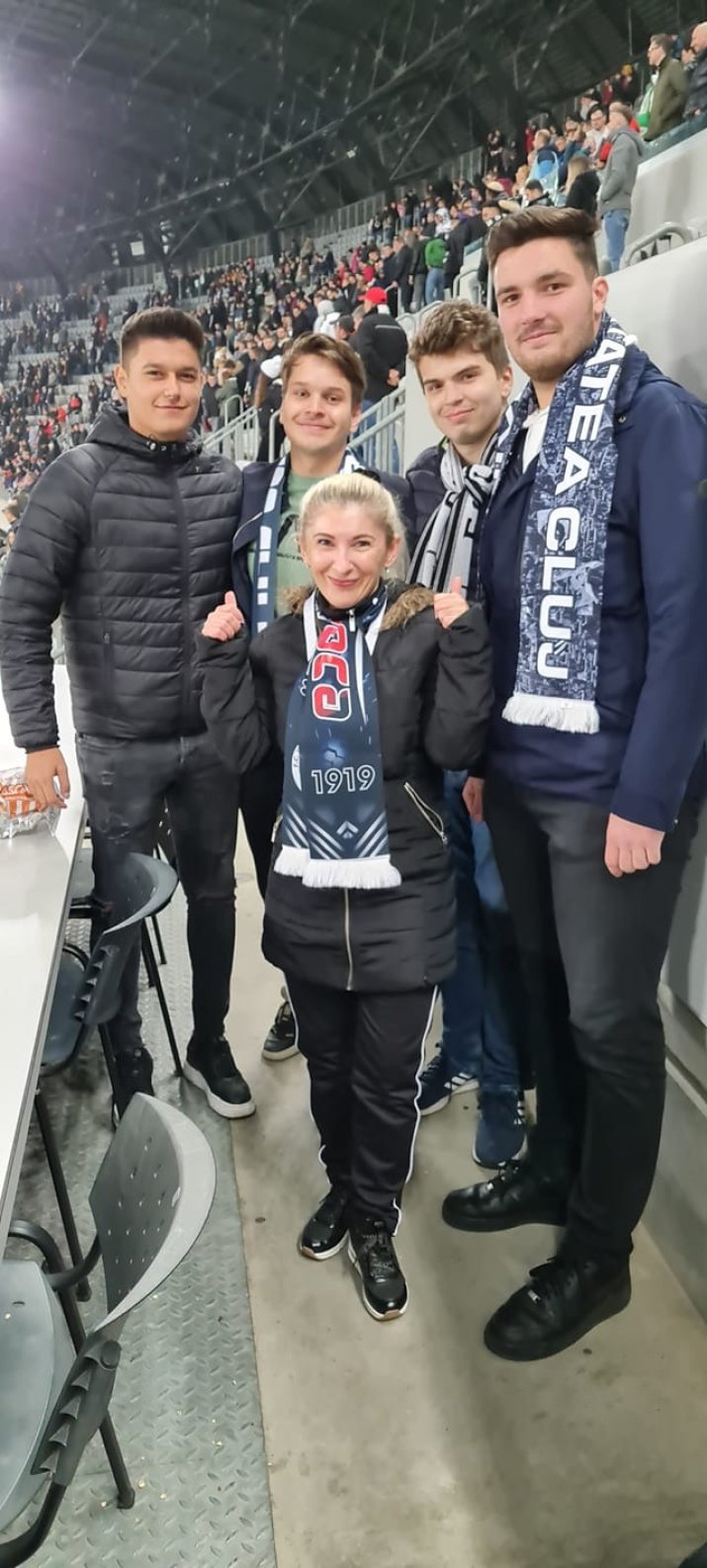 Violeta cu studenții ei la stadion