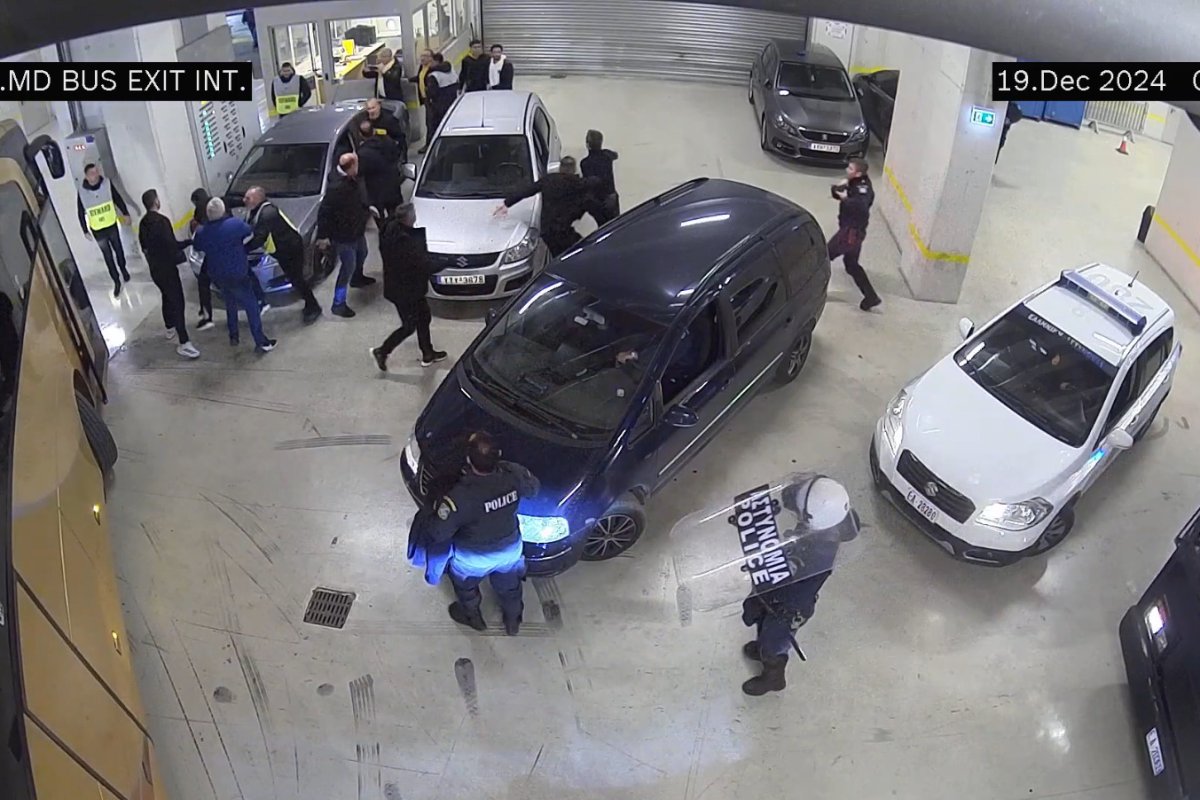 Momentul în care Răzvan Lucescu este cu greu ținut de polițiști să nu sară la bătaie