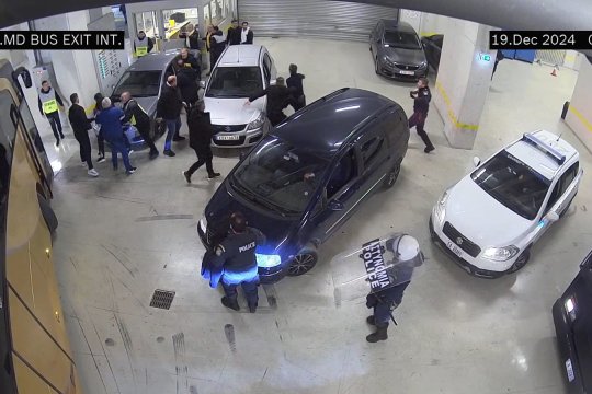 Răzvan Lucescu a sărit să-i bată pe fanii lui AEK Atena! Imagini halucinante: a fost necesară intervenția Poliției