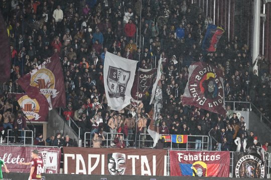 Conlfictul dintre Aaron Boupendza și suporterii celor de la Rapid continuă. Ce au afișat fanii giuleșteni la meciul contra Afumați