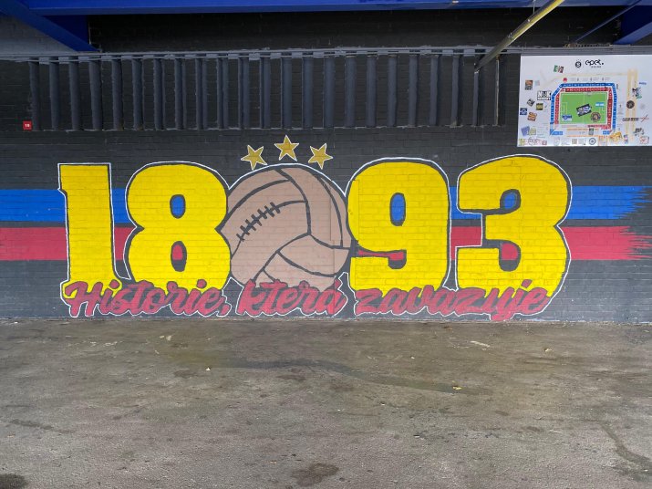 Stadionul este plin de graffiti realizate de fanii Spartei