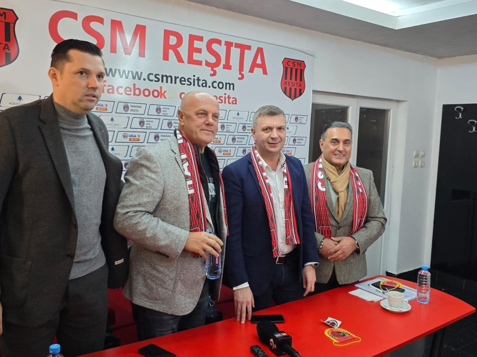 Cristi Bobar (stânga), Ioan Popa (centru stânga), Silviu Hurduzeu (centru dreapta) și Gheorghe Filipescu (dreapta), la conferința de presă de la stadionul Mircea Chivu.