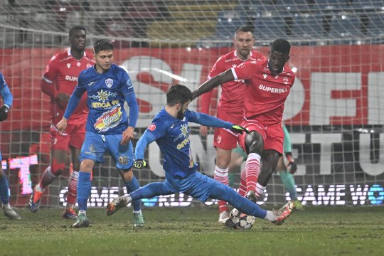 Gloria Buzău - Dinamo 0-1. "Câinii" au urcat pe primul loc în SuperLiga. Victorie în 10 oameni a oaspeților