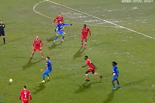 Imagini uluitoare de la Buzău! Cum arată gazonul la meciul dintre Gloria și Dinamo