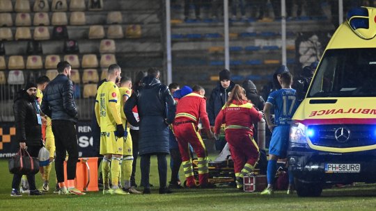 Momente de panică în Petrolul - Universitatea Craiova. Un jucător a leșinat și a fost scos de pe teren cu ambulanța