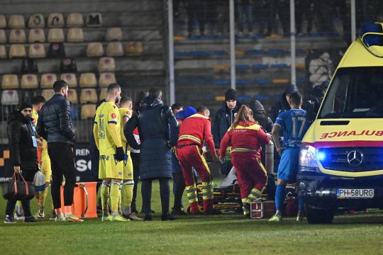 Momente de panică în Petrolul - Universitatea Craiova. Un jucător a leșinat și a fost scos de pe teren cu ambulanța