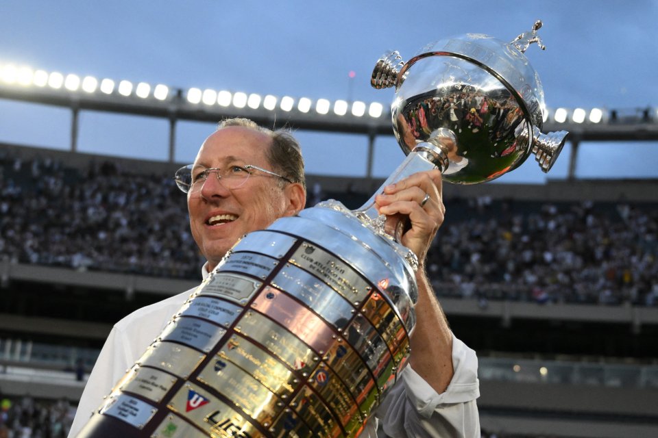 John Textor se pozează alături de trofeul Copa Libertadores