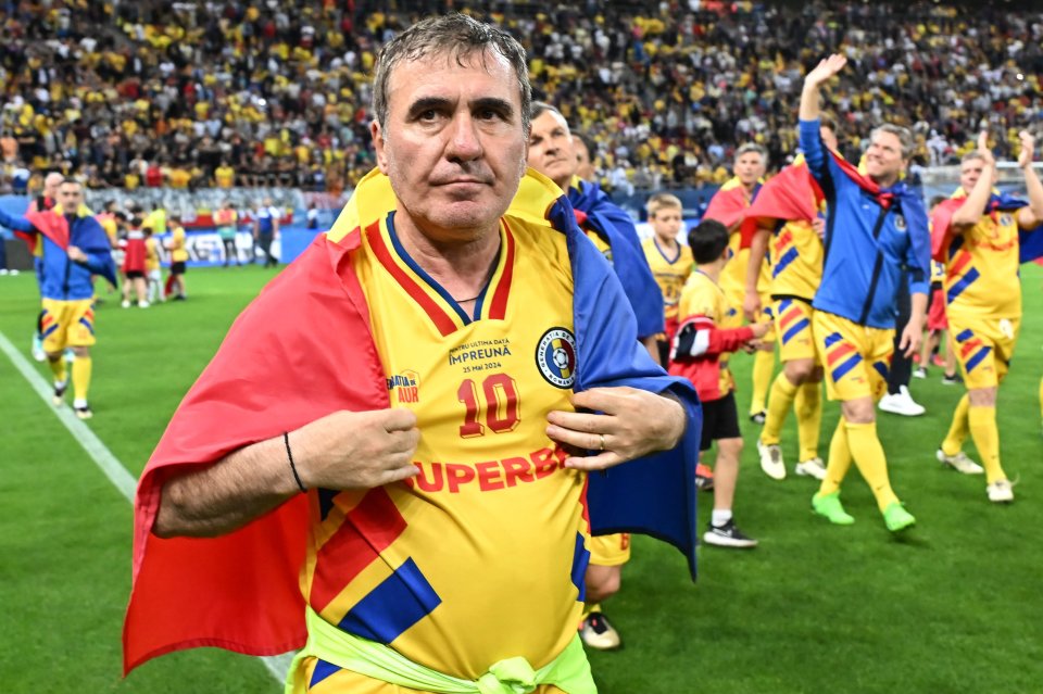 Gheorghe Hagi saluta publicul dupa meciul amical de fotbal dintre Romania Generatia de Aur si Legendele Lumii, desfasurat pe Arena Nationala din Bucuresti, sambata 25 mai 2024.