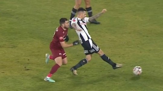 Moment controversat la U Cluj - CFR. Adrian Păun, lovit cu palma peste față în careu, iar Chivulete a ezitat preț de zeci de secunde