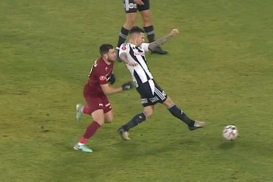 Moment controversat la U Cluj - CFR. Adrian Păun, lovit cu palma peste față în careu, iar Chivulete a ezitat preț de zeci de secunde
