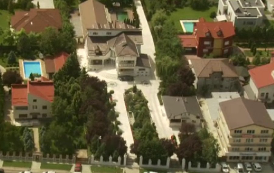 Gigi Becali locuiește într-o casă din Pipera, care a fost construită pe un teren uriaș