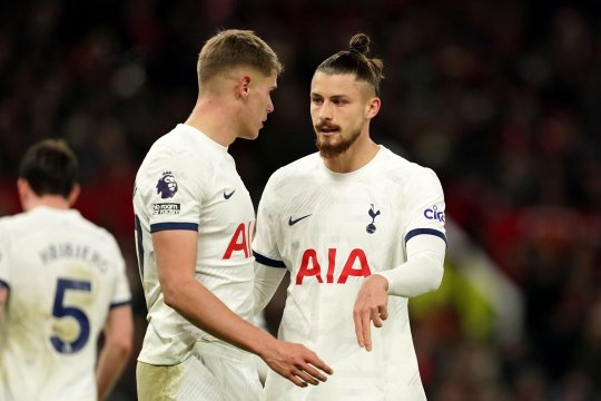 Suporterii lui Tottenham îi cer explicații lui Ange Postecoglou după ce Radu Drăgușin a fost tot rezervă
