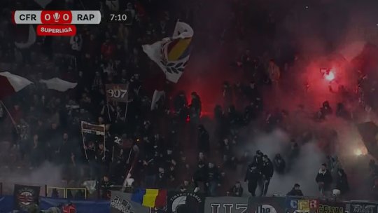 Ultrașii lui CFR Cluj au făcut show în derby-ul cu Rapid! Meciul a fost întrerupt câteva minute