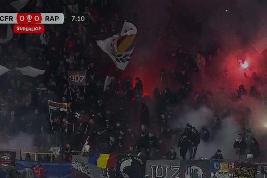 Ultrașii lui CFR Cluj au făcut show în derby-ul cu Rapid! Meciul a fost întrerupt câteva minute