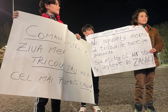 Mesajele geniale afișate de tinerii suporteri ai FCSB-ului, la meciul cu Sepsi. Ce ”dedicație” a primit Coman