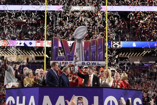 Dinastia Kansas City Chiefs în NFL! Mahomes și Kelce triumfă în Super Bowl, după un meci terminat cu prelungiri