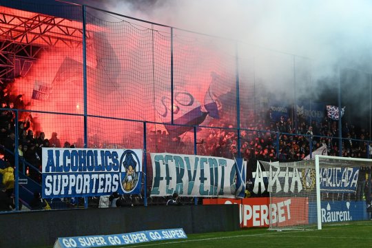 Fanii lui Dinamo i-au ironizat pe suporterii Farului la duelul direct! Mesajele transmise: ”Pescarii tot săraci” / ”V-ați dat Popeye marinarul”