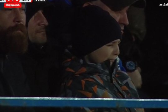Imaginile suferinței! Un tânăr suporter al Farului, în lacrimi după ce Dinamo a marcat pentru 2-0 la Ovidiu