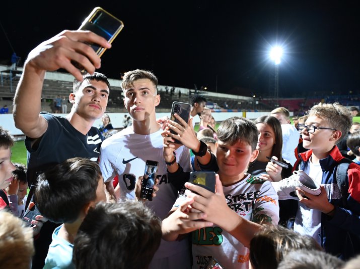 Tavi Popescu și compania sunt asaltați pe toate stadioanele de amatorii de selfiuri