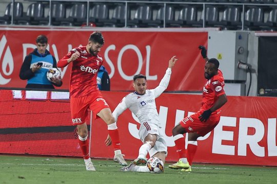 Dat afară de antrenor, fotbalistul rămâne în Liga 1 și semnează contractul