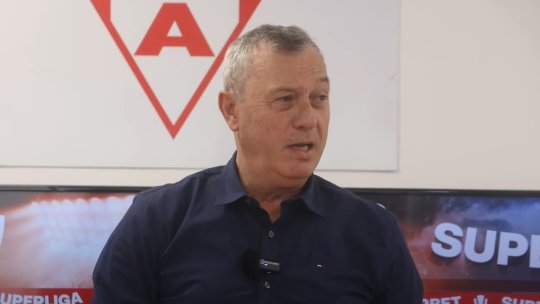 Mircea Rednic a făcut spectacol la conferința de presă! L-a chemat pe jucătorul împrumutat de la Rapid și a început să cânte imnul UTA-ei