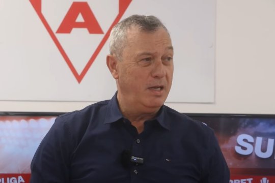 Mircea Rednic a făcut spectacol la conferința de presă! L-a chemat pe jucătorul împrumutat de la Rapid și a început să cânte imnul UTA-ei