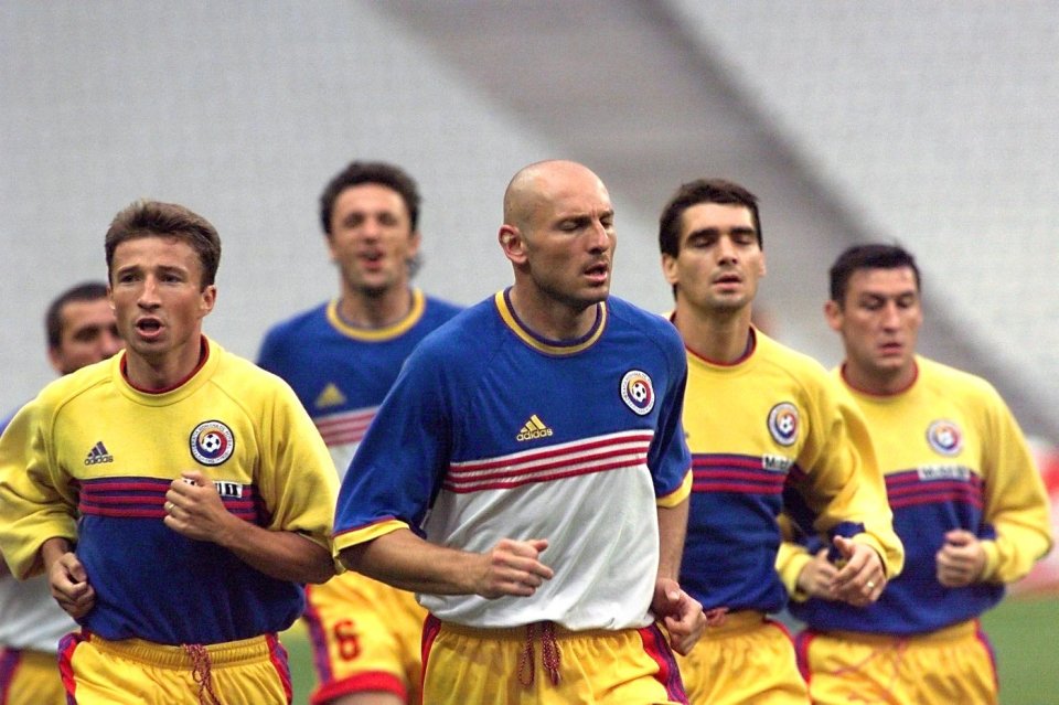 Dan Petrescu, Gică Popescu, Bogdan Stelea, Liviu Ciobotariu și Viorel Moldovan (de la stânga la dreapta) la antrenament înaintea partidei cu Tunisia de la World Cup 1998, Franța