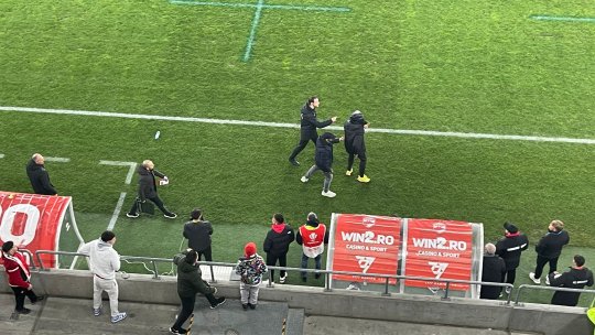 Nervi mulți la Dinamo - Oțelul. Un oficial al gazdelor a fost oprit cu greu să nu se ia de arbitru. Angajatul acuzat de ”rapidism” a salvat situația