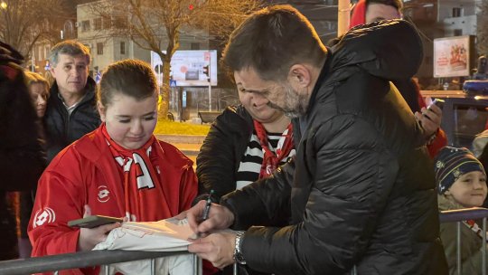 Željko Kopić i-a cucerit pe fanii lui Dinamo! Suporterii l-au așteptat după meci pentru o serie de autografe și fotografii