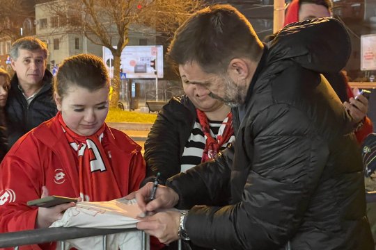 Željko Kopić i-a cucerit pe fanii lui Dinamo! Suporterii l-au așteptat după meci pentru o serie de autografe și fotografii