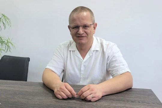 Un nou acționar în Liga 1. Este medic și bagă bani la o echipă care vrea titlul. Se pregătește să vină lângă el și un afacerist român