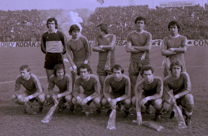 Primul 11 al Maximei de la 2-0 cu Bordeaux, în decembrie 1982. Sus, de la stânga la dreapta: Lung, Irimescu, Tilihoi, Cămătaru, Ștefănescu. Jos: Balaci, Negrilă, Crișan, Țicleanu, Ungureanu, Donose