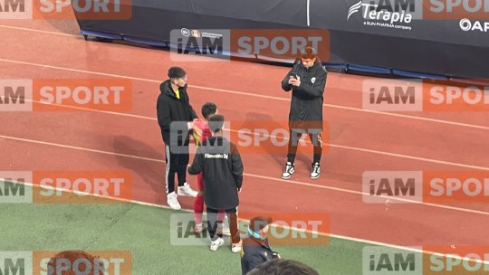 Doi juniori de la U Cluj și-au făcut poze cu vedeta FCSB pe marginea terenului, după remiza din Superligă! Cine e fotbalistul care i-a ”vrăjit”