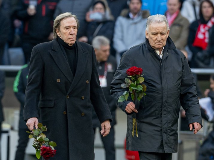 Andreas Brehme (foto, în dreapta), surprins la începutul lui 2024 când îi aducea un ultim omagiu lui Franz Beckenbauer, decedat pe 7 ianuarie anul curent