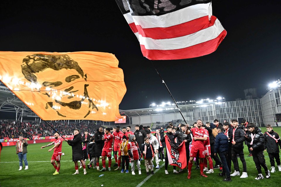 Jucătorii lui Dinamo salută galeria la finalul meciului Dinamo - Oțelul, scor 3-1, Stadion Arcul de Triumf, București, 18 februarie 2024