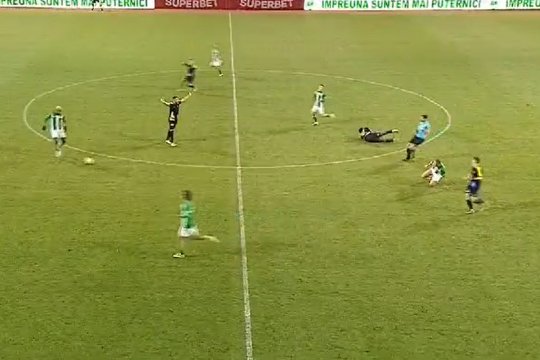 Intrare criminală în primul meci din Liga 2 din 2024! ”Agresorul”, aflat la debut, a scăpat doar cu galben, dar antrenorul l-a scos oricum în minutul 25