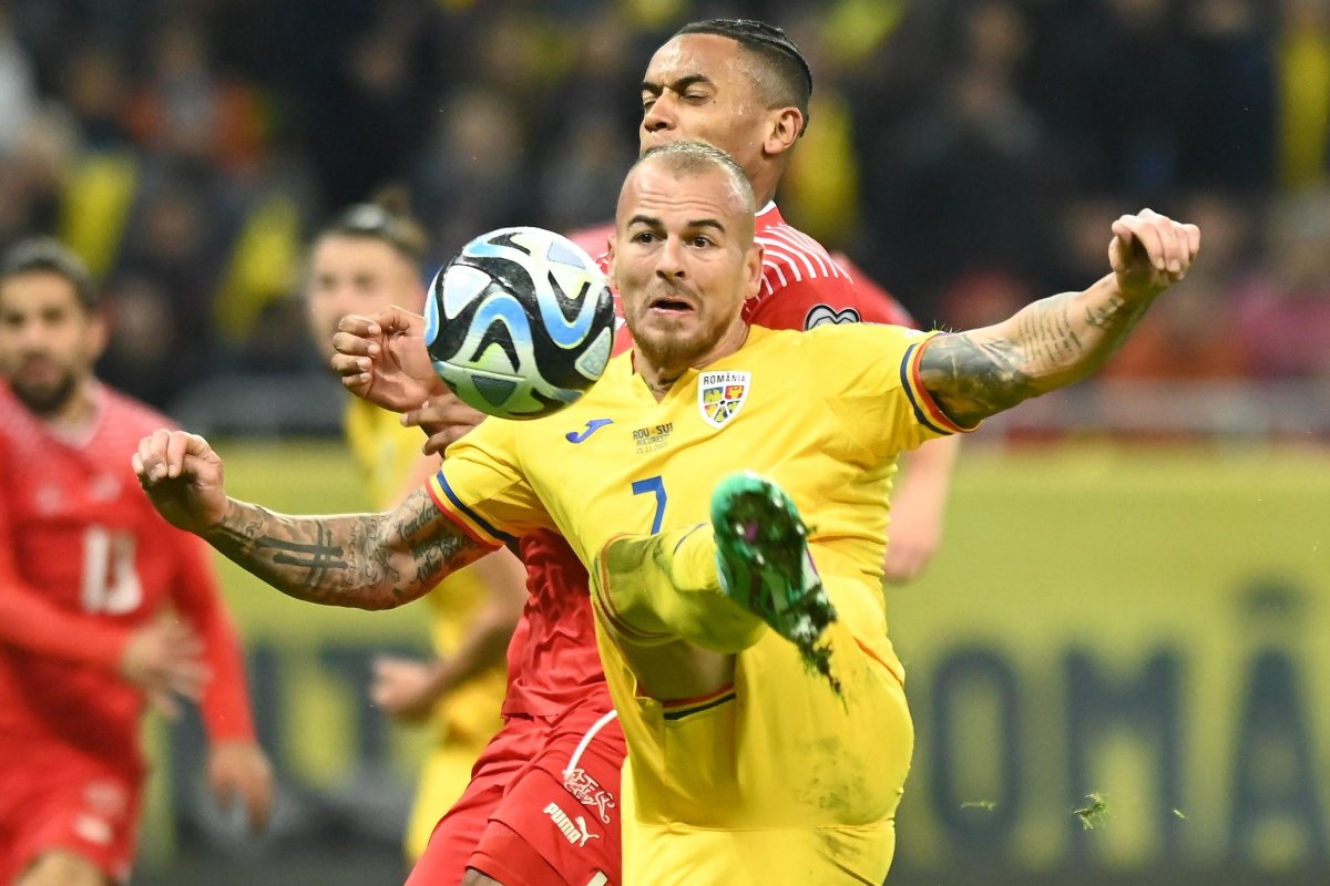 Denis Alibec și Manuel Akanji în meciul de fotbal dintre România și Elveția, din cadrul preliminariilor Campionatului European 2024, desfasurat pe Arena Națională, 21 noiembrie 2023